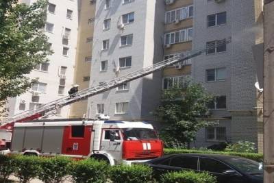Во время пожара в Астрахани эвакуировали 15 человек, пятерых спасли