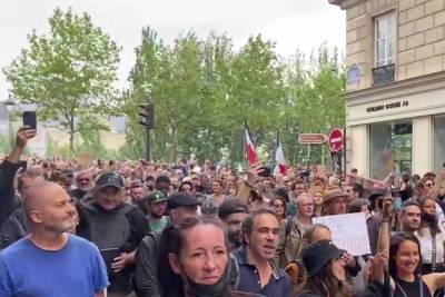 В Париже толпа без масок вышла протестовать против санитарных пропусков