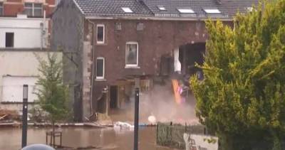 В Бельгии затопленный дом рухнул во время интервью мэра: мебель вынесло потоками воды