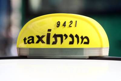 В Тель-Авиве такси протаранило дорожный столб, пассажир в тяжелом состоянии