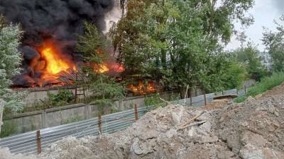 Крупный пожар охватил здание склада в Балашихе