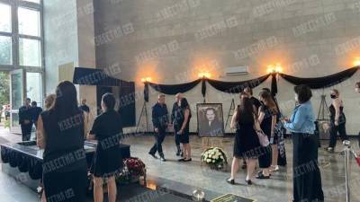 Под «Вечную память»: гроб с телом Бориса Горячева отправился на лифте в зал кремации