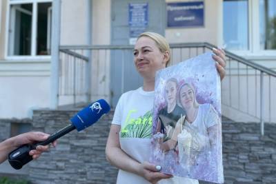 Излечившийся от COVID-19 житель Новгородской области подарил медикам картины на холсте