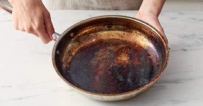Будет как новенькая: как легко и быстро отмыть грязную сковороду с нагаром