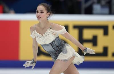 Алина Загитова упала после неудачного прыжка на ледовом шоу Навки