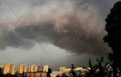 Киев накрыл погодный апокалипсис: пронесся ураган, ливень и песчаная буря