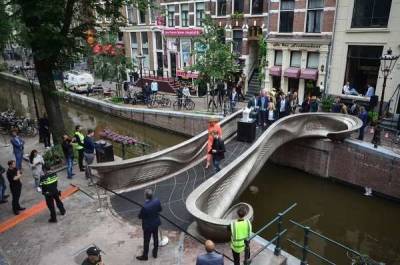В Амстердаме открыли первый в мире распечатанный на 3D-принтере мост