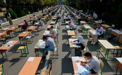 В Узбекистане принято решение, что тестовые экзамены в вузы пройдут на открытом воздухе