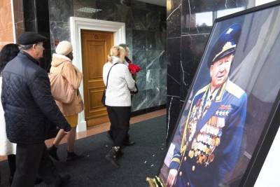 Памятник космонавту Леонову открыли на его могиле в Мытищах