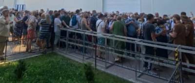 В Киеве образовалась толпа на вакцинацию от COVID-19