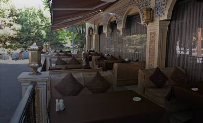 Власти Узбекистана разрешили работать общепиту и ресторанам только на открытом воздухе