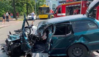 В Киеве в результате ДТП в покореженном авто зажало водителя фото