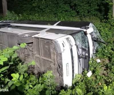 Автобус с украинцами слетел в кювет: два пассажира в реанимации, 23 человека получили травмы — причина аварии