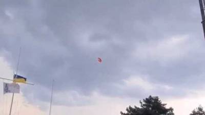 В Киеве перевернулся катер с парашютистом: мужчину унесло ветром