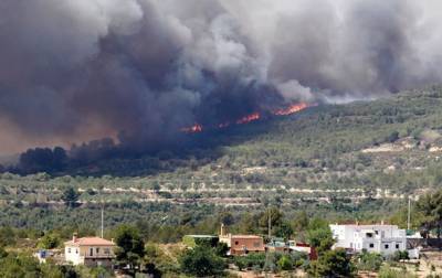 Лесные пожары охватили популярный туристический район Испании