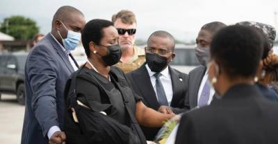Вдова убитого президента Гаити в бронежилете вернулась из США на родину