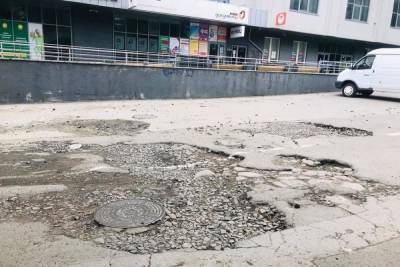 Дорожники нанесли разметку поверх глубокой ямы в Новосибирске