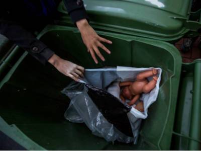В Сибири женщина убила новорожденную дочь, заморозила труп в холодильнике и выкинула в мусорный бак