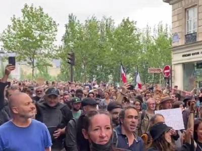 В Париже толпа без масок вышла протестовать против санитарных пропусков