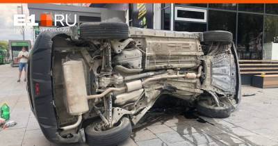 В центре Екатеринбурга автомобиль после ДТП вылетел на тротуар и сбил девушку