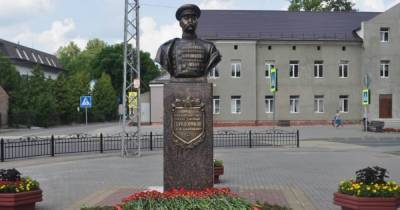 В Краснознаменске установили памятник военачальнику Басану Городовикову