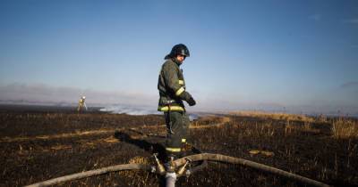 В Гурьевском районе в поле загорелся комбайн
