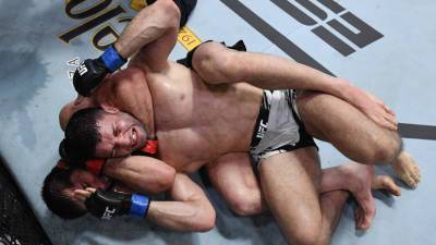 Эффектный тейкдаун и удушение сзади: Махачев досрочно победил Мойзеса на UFC Vegas 31