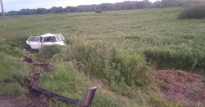 В Нестеровском районе легковушка вылетела в кювет из-за отвлёкшегося на телефон водителя (фото)