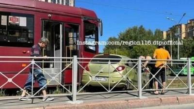 Троллейбус протаранил и протащил машину в Казани