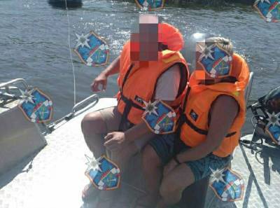 Спасатели пришли на помощь паре, застрявшей на лодке на Ладожском озере