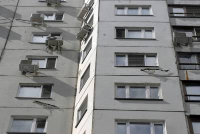 Москвич сидит на подоконнике на последнем этаже и угрожает самоубийством