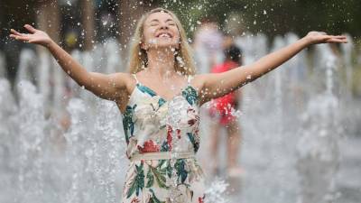 Фотография купающейся в фонтане в жару девушки восхитила жителей Москвы