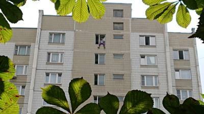 Мужчину уговаривают не прыгать из окна дома в Москве