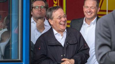 Лидера ХДС заметили смеющимся во время речи Штайнмайера о жертвах наводнения