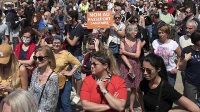 "Правительство заходит слишком далеко": во Франции массовые протесты из-за COVID-вакцинации
