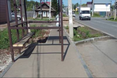 Нету путей-дорожек: в Воткинске остановку разместили поперёк тротуара
