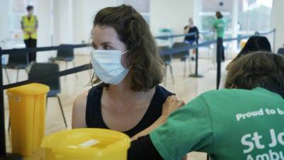 Франция: всеобщая вакцинация спасет от ковидного цунами