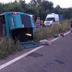 На Луганщне перевернулся маршрутный автобус: пострадали девять человек. Фото