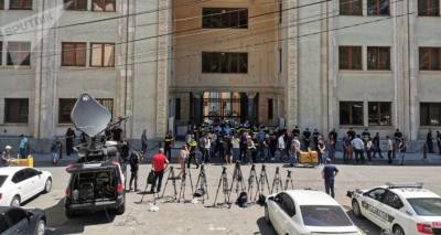 Члены партии "Лело для Грузии" задержаны полицией у здания парламента
