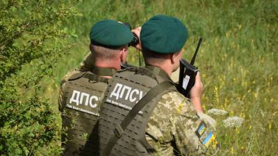 Неизвестные отняли у украинских пограничников табельное оружие