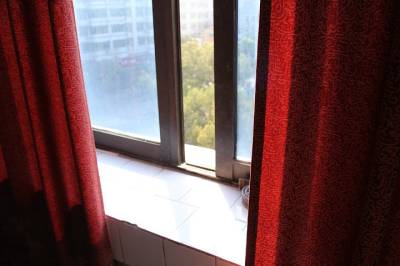 Москвича, который вылез в окно квартиры многоэтажного дома, спасли - vm.ru - Москва - Россия