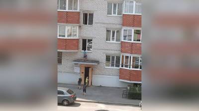 В Воронеже дети устроили опасные прыжки по козырькам подъездов