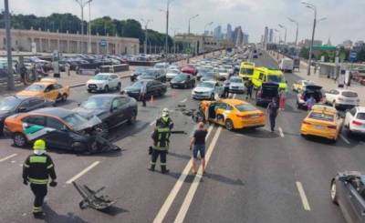 Пять автомобилей столкнулись на Крымском мосту в Москве