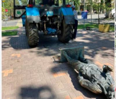 В Алматы трактор снес памятник Цою