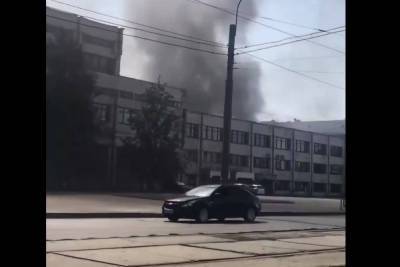 Пожар захватил территорию ЛОМО в Петербурге