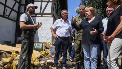 Меркель посетила наиболее пострадавшие от наводнения районы Германии