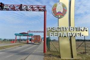 На границе с Беларусью нетрезвый дальнобойщик снес шлагбаум