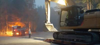 Пожарные и добровольцы с экскаваторами и лопатами спасли деревню Кудама от огня (ФОТОРЕПОРТАЖ)