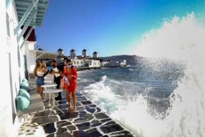 На курортном греческом острове запретили музыку в магазинах, барах и кафе