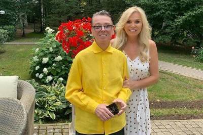 Еще более похудевший Юдашкин в желтой рубашке собрал гостей на террасе своего дома